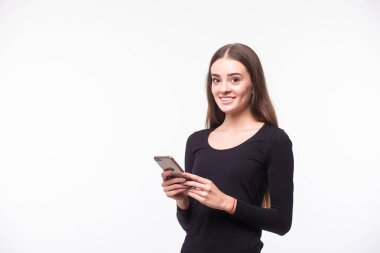 Smartphone beyaz üzerinde tutan bir gülümseyen casual kadın portresi