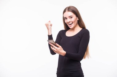 Mutlu kadın smartphone ile heyecanlı genç. İzole beyaz arka plan.
