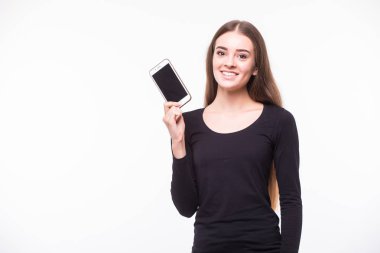 genç kadın cep telefonu ile siyah ekran ve beyaz bir arka plan üzerinde gülümseyen görünümünü göster.