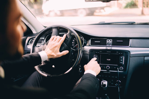 Приборная панель. Радио крупный план. Человек устанавливает радио или приборную панель
