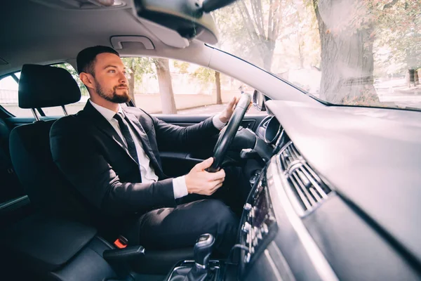 Guapo barbudo Empresario conduciendo un coche en la carretera — Foto de Stock