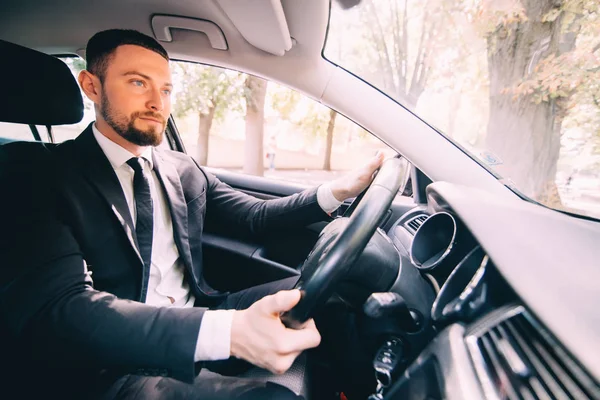 Guapo barbudo Empresario conduciendo un coche en la carretera — Foto de Stock