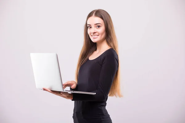 Brunette Woman with laptop and thumb up on white background — Stock Photo, Image