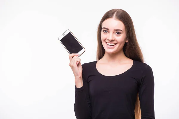 Молодая женщина показывает дисплей мобильного телефона с черным экраном и улыбается на белом фоне . — стоковое фото