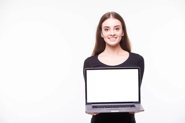 Красивая женщина стоит с ноутбуком и показать на вас с копирования пространства на белом изолированном фоне — стоковое фото