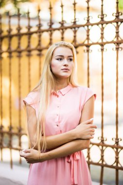 Yakın Avrupa Sokağı'nda güneşli akşam renkleri poz çarpıcı zarif glamour seksi kadın güneşli şehvetli portre kadar şaşırtıcı.