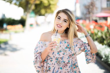 Kadın içme sebze güler yüzlü fitness egzersiz yaz gününde çalıştıran sonra.