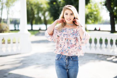 Karşı şehir sokak üzerinde duran sarışın kadın.