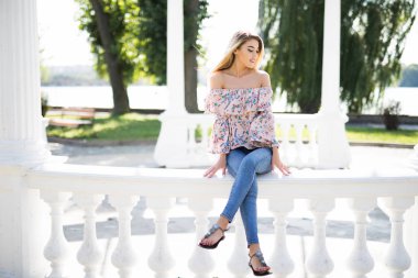 Taş park yaz aylarında oturan genç çekici Bayan