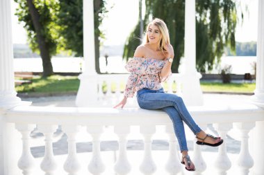 Taş park yaz aylarında oturan genç çekici Bayan