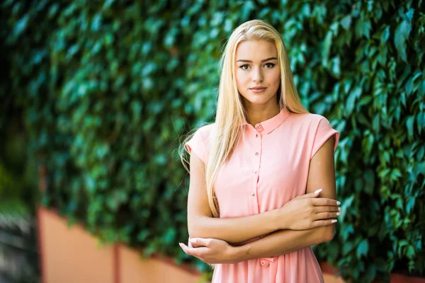 Ung kvinna, mot bakgrund av sommar grön park, gröna blad. — Stockfoto