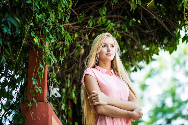 Seksi kadın duvar uzun yeşil yaprakları ile hazır elbise genç içinde giyinme