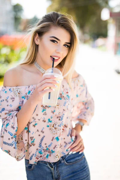 Soğuk tankerin açık havada güzel kızla. Hippi kız içki şehir sokak üzerinde fincan gülümseyen. Sokakta bir milkshake yudumlarken dalgın mutlu kadın