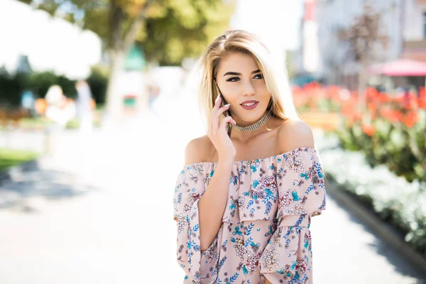 Cep telefonu sokakta konuşurken mutlu genç bayan