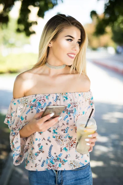 Kadın açık havada manifatura parkta cep telefonunda