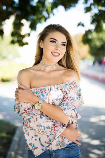 Yaz güneşli gün, yeşil ağaçlar ile parkta güzel genç gülümseyen kadın portresi