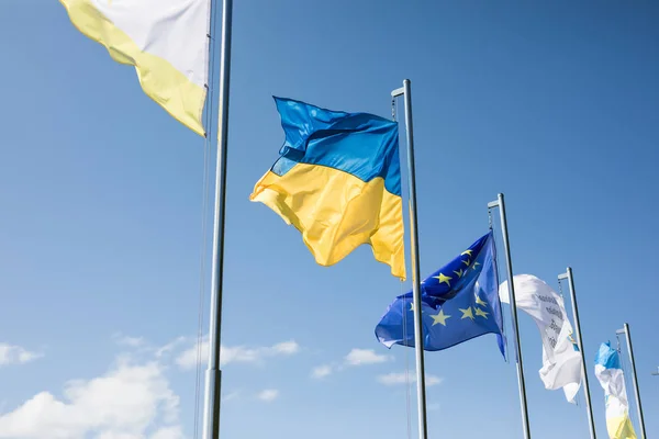 乌克兰和欧盟旗帜上旗杆上天空背景 — 图库照片