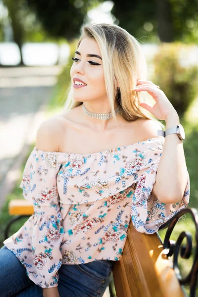 非常に美しい夏のベンチに若い金髪の女性 — ストック写真