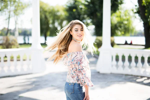 Sarışın genç kadın şehirde yürüyüş