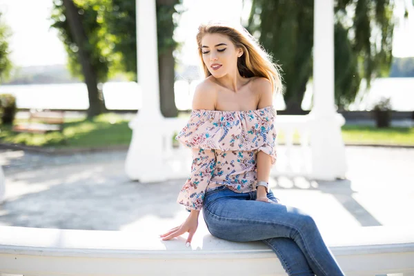 Bir Milli Küpeşte yaz parkta güzel kız