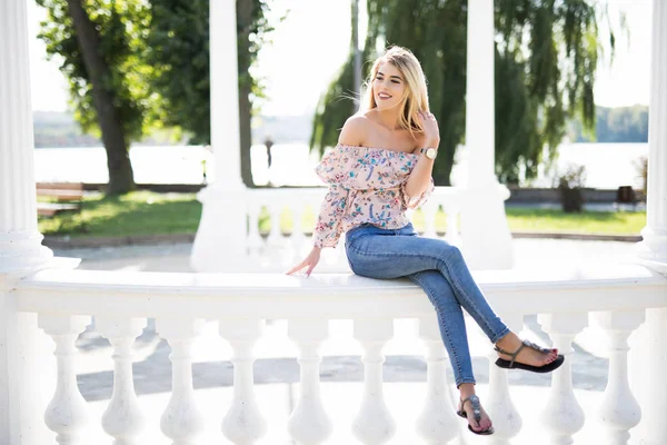 Taş park yaz aylarında oturan genç çekici Bayan