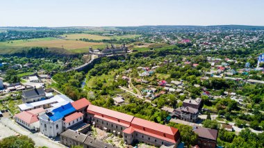 Kamianets-Podilskyi, Ukrayna-Ağustos, 2017. Kamianets-Podilskyi şehir yukarıdan bakış. Kamianets-Podilskyi Kalesi Ukrayna. Ukrayna turistik hedef Kamianets-Podilskyi.