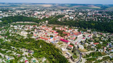Kamianets-Podilskyi, Ukrayna-Ağustos, 2017. Kamianets-Podilskyi şehir yukarıdan bakış. Kamianets-Podilskyi Kalesi Ukrayna. Ukrayna turistik hedef Kamianets-Podilskyi.