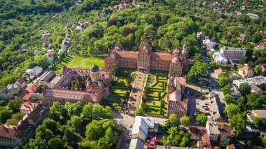 Chernivtsi, Ukrayna - Nisan, 2017: İkamet Bukovinian ve Dalmaçya Metropolitans. Chernivtsi Ulusal Üniversitesi hava görünümünü yukarıda. Chernivtsi, Ukrayna turizm hedef.