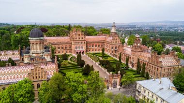 Chernivtsi, Ukrayna - Nisan, 2017: İkamet Bukovinian ve Dalmaçya Metropolitans. Chernivtsi Ulusal Üniversitesi hava görünümünü yukarıda. Chernivtsi, Ukrayna turizm hedef.