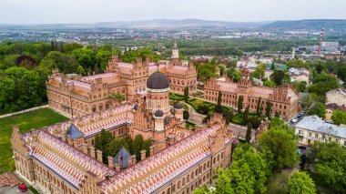 Chernivtsi, Ukrayna - Nisan, 2017: İkamet Bukovinian ve Dalmaçya Metropolitans. Chernivtsi Ulusal Üniversitesi hava görünümünü yukarıda. Chernivtsi, Ukrayna turizm hedef.