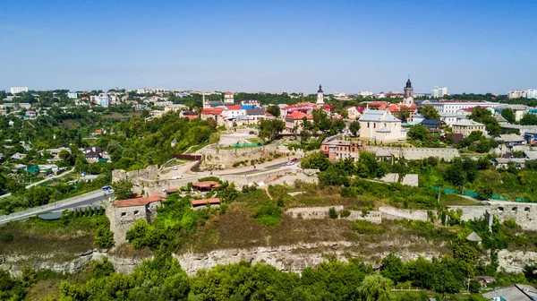 Кам'янець Подільському, Україна-Сер 2017 року. Вид на місто Кам'янець-Подільський зверху. Кам'янець Подільського замку в Україні. Кам'янець-Подільський туристичного призначення України. — стокове фото