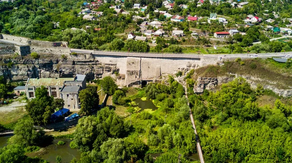 Kamianets-Podilskyi, Ucrania - agosto de 2017. Vista de la ciudad de Kamianets-Podilskyi desde arriba. Castillo de Kamianets-Podilskyi en Ucrania. Kamianets-Podilskyi destino turístico de Ucrania . — Foto de Stock