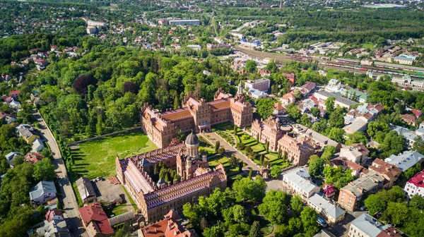 Chernivtsi, Ukrayna - Nisan, 2017: İkamet Bukovinian ve Dalmaçya Metropolitans. Chernivtsi Ulusal Üniversitesi hava görünümünü yukarıda. Chernivtsi, Ukrayna turizm hedef.