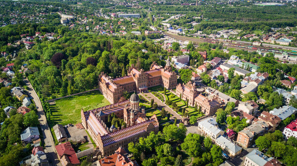 ЧЕРНИВЦИ, УКРАИНА - апрель 2017 года: резиденция Буковинских и Далматинских митрополитов. Черновицкий национальный университет с высоты птичьего полета. Черновцы - туристическое направление Украины
.