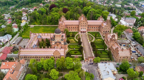 CHERNIVTSI, UCRANIA - abril de 2017: Residencia de los metropolitanos de Bukovinian y Dalmacia. Universidad Nacional de Chernivtsi desde arriba vista aérea. Chernivtsi destino turístico de Ucrania . — Foto de Stock