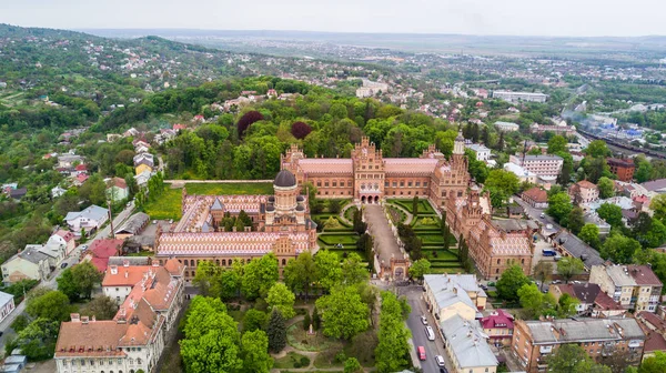Chernivtsi, Ukrayna - Nisan, 2017: İkamet Bukovinian ve Dalmaçya Metropolitans. Chernivtsi Ulusal Üniversitesi hava görünümünü yukarıda. Chernivtsi, Ukrayna turizm hedef.