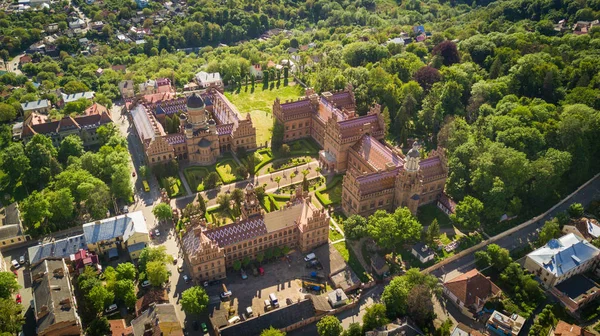 Chernivtsi, Ukrayna - Nisan, 2017: İkamet Bukovinian ve Dalmaçya Metropolitans. Chernivtsi Ulusal Üniversitesi hava görünümünü yukarıda. Chernivtsi, Ukrayna turizm hedef.