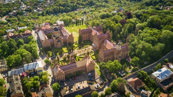 CHERNIVTSI, UCRANIA - abril de 2017: Residencia de los metropolitanos de Bukovinian y Dalmacia. Universidad Nacional de Chernivtsi desde arriba vista aérea. Chernivtsi destino turístico de Ucrania . — Foto de Stock