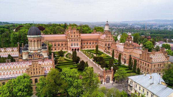 ЧЕРНИВЦИ, УКРАИНА - апрель 2017 года: резиденция Буковинских и Далматинских митрополитов. Черновицкий национальный университет с высоты птичьего полета. Черновцы - туристическое направление Украины
.