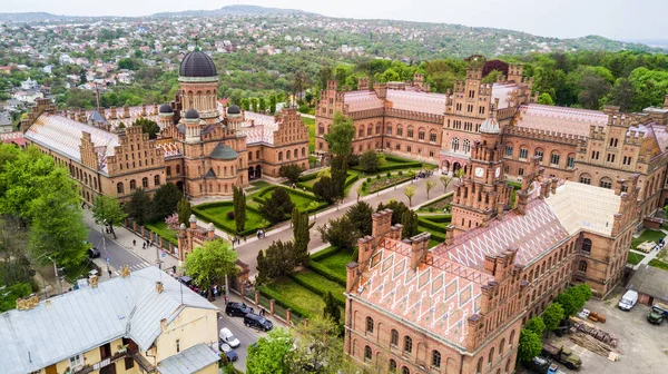 Chernivtsi, Ukrayna - Nisan, 2017: İkamet Bukovinian ve Dalmaçya Metropolitans. Chernivtsi Ulusal Üniversitesi hava görünümünü yukarıda. Chernivtsi, Ukrayna turizm hedef.