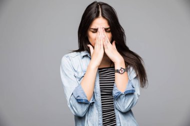 Oldukça üzgün kız yüzünü kaplayan gri arka plan üzerinde ağlayarak süre