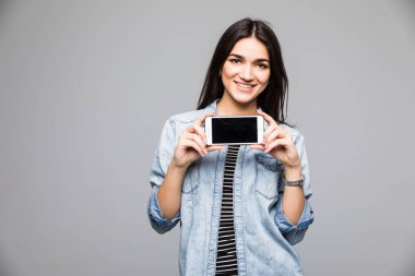 Boş ekran cep telefonu gri arka plan üzerinde izole ayakta sırasında gösterilen bir gülümseyen kadın portresi kapatın