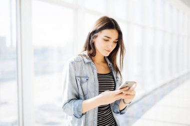 Telefonla yazarak ve açık havada bir pencereden bakarak güzellik kız