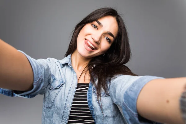 Sevimli genç güzel kadın almak selfie Grey elinden