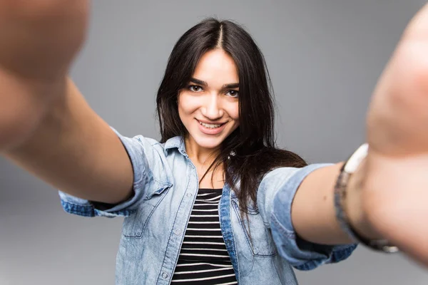 회색 배경에 selfie를 복용 하는 젊은 행복 한 여자 — 스톡 사진