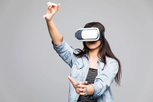 Mujer joven con gafas de realidad virtual plano de estudio, fondo gris — Foto de Stock