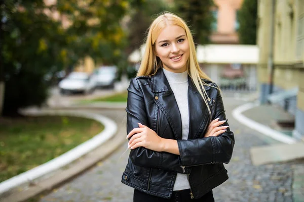 Magabiztos nő néz a kamerába, állva az utcán, a kezek keresztbe — Stock Fotó