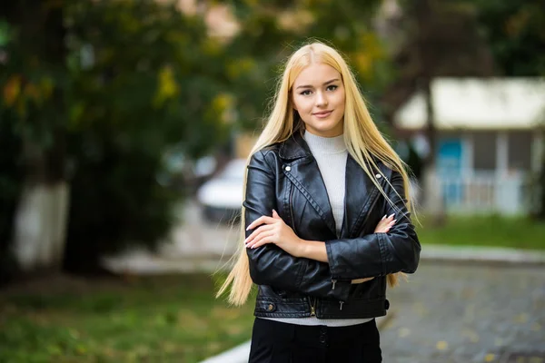 Kendine güvenen kadın kamera dururken elleri ile sokakta bakarak geçti — Stok fotoğraf