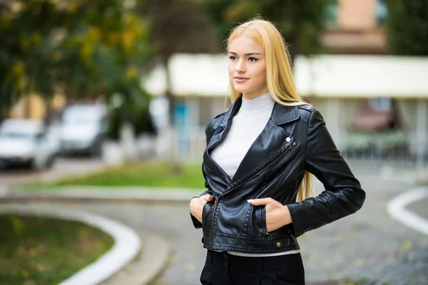 Gros plan portrait de femme de jeune jolie fille branchée posant à la ville en Europe — Photo