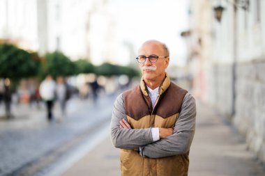 Komuta sizde yaz şehir ile çapraz eller sokak boyunca yürüyüş
